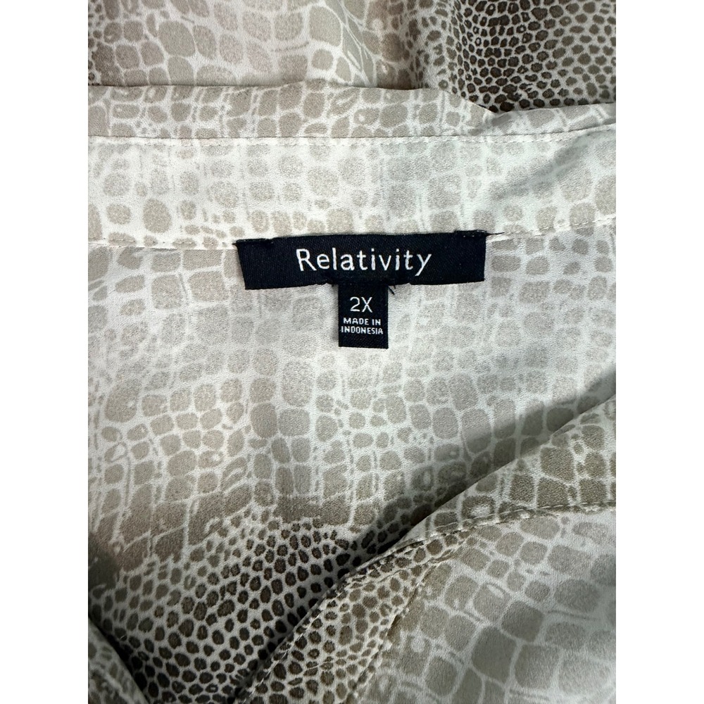 Relativity Womens 2X Snakeskin Print Button Down Blouse Tan Brown Roll TabSleeve - Picture 3 of 9